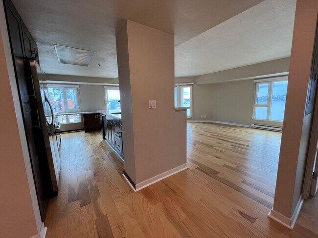 Building Photo - Beautiful Home In Arbor Place Tower