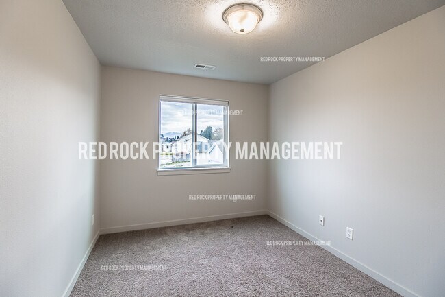 Building Photo - 303 Woodlawn Ln