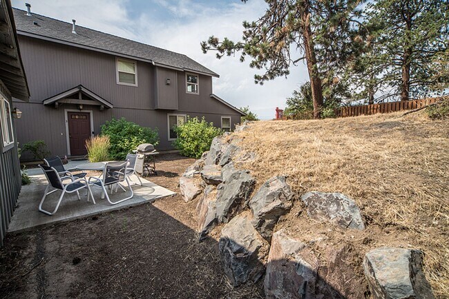 Building Photo - 139 SE Heyburn St