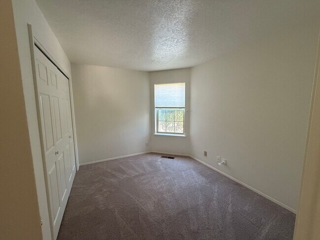 Building Photo - Desirable 3 Bed 2 Bath 2 Car Garage