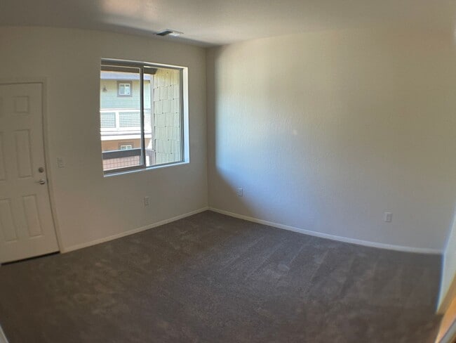 Building Photo - MOVE IN READY! Top-Floor Condo in the Hear...