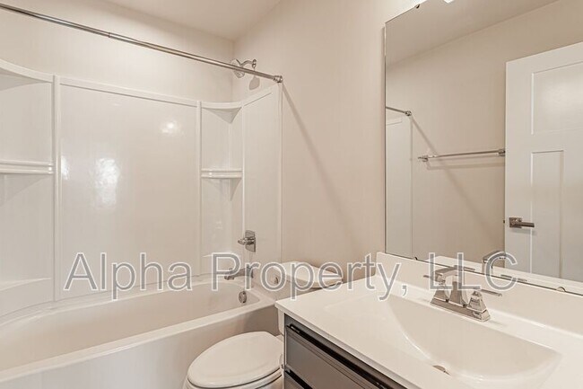 Building Photo - 300 Huntingdale Pl