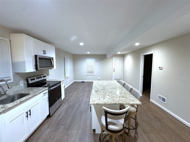 Building Photo - 33 1/2 Oak St