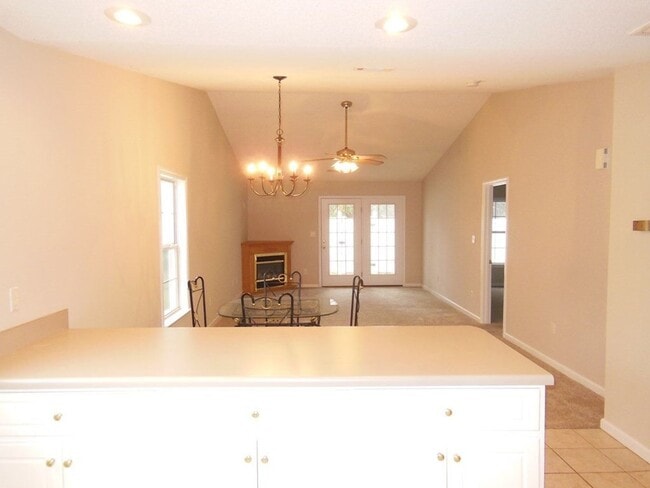 Building Photo - 2 Bedroom 2 Bath Townouse