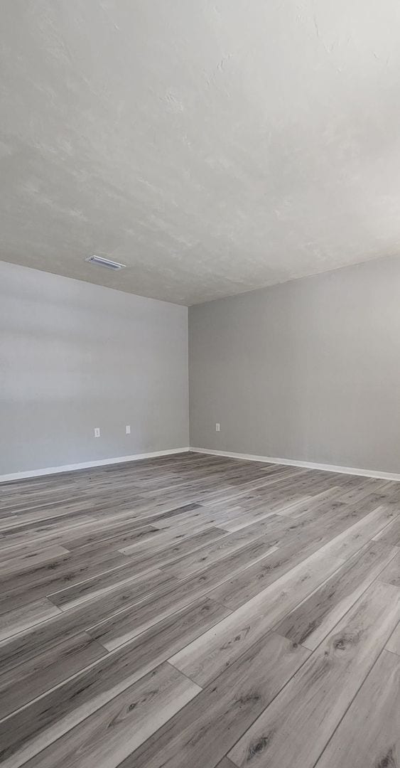 Building Photo - This beautifully updated 2-bedroom, 1 bath...