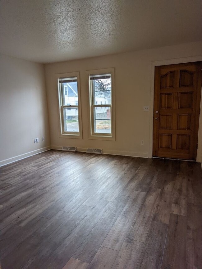Building Photo - 1128 W Maple St