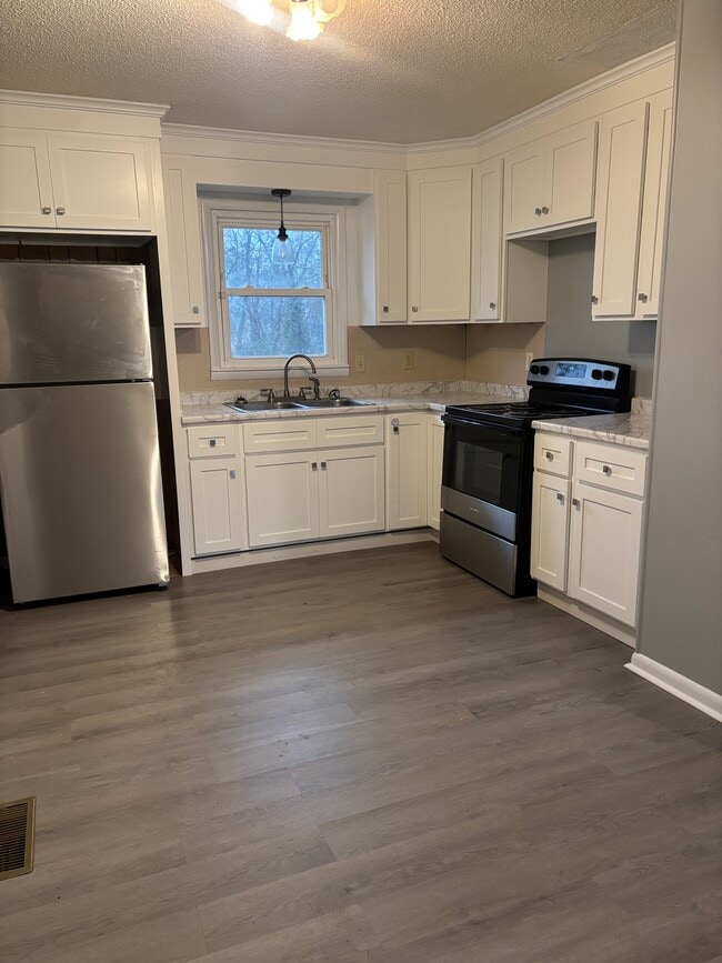 Building Photo - 214 Ostella Rd