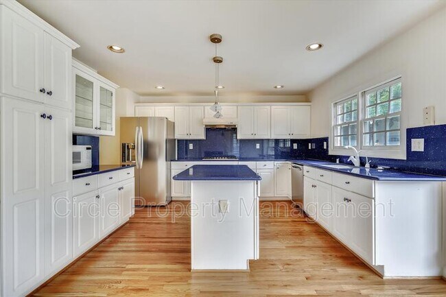 Building Photo - 1805 N Adams St