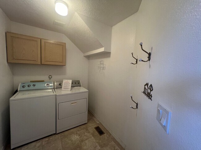 Building Photo - 3 Bedroom Home Available in Tanoan Near Ac...