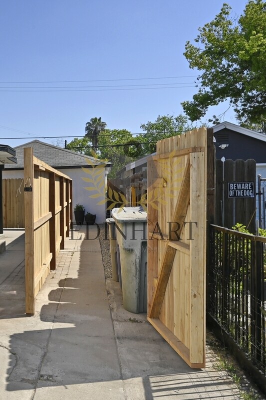 Building Photo - 1584 N Carruth Ave