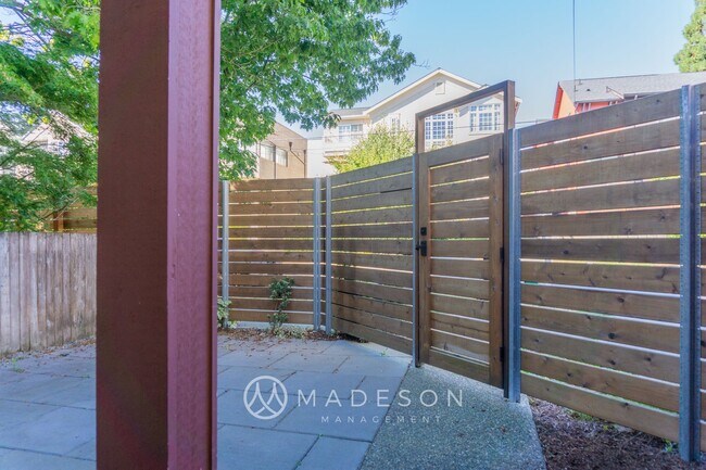 Building Photo - Modern Ballard Townhome | 2 Primary Suites + Office | Garage | Walk to Market ST!