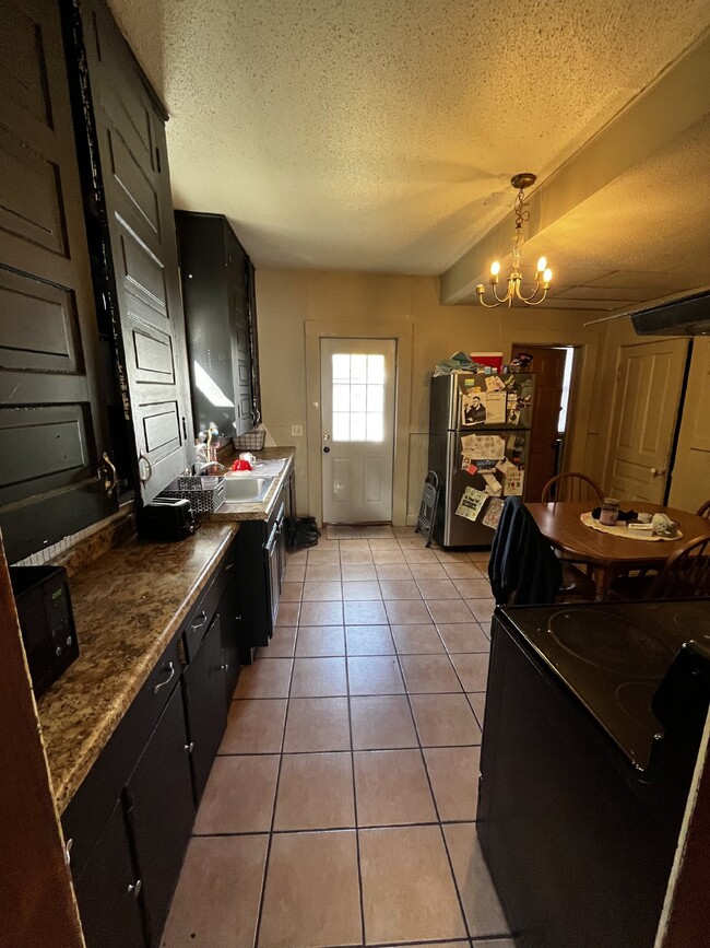 Building Photo - Nice 4 Bed 1 Bath close to UWEC and Water ...