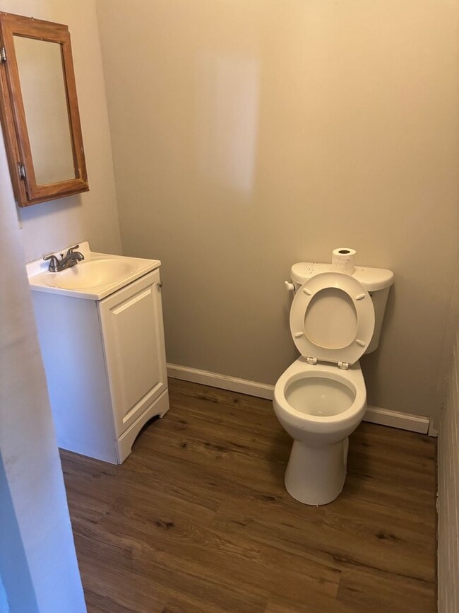 Building Photo - Section 8 Accepted! 5 BR 2 BA
