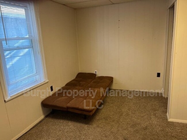 Building Photo - 302 S 11th St