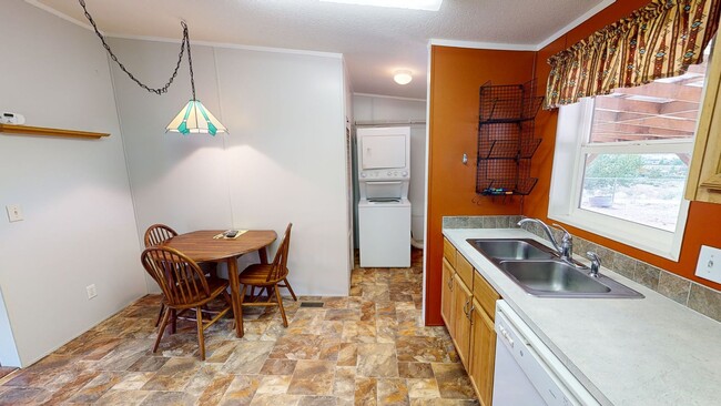 Building Photo - Unfurnished 2 bedroom home with large yard