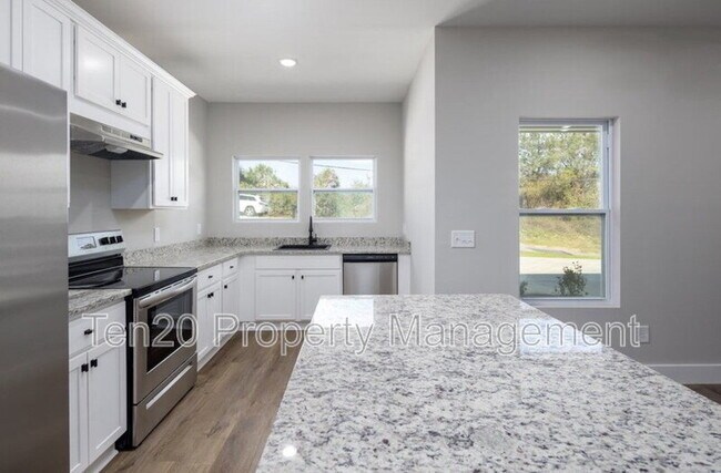 Building Photo - 1346 Ingersoll Dr