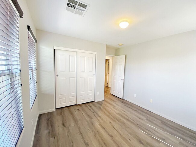 Building Photo - 4 BEDROOM + DEN 3 BATH HOME IN NORTHWEST