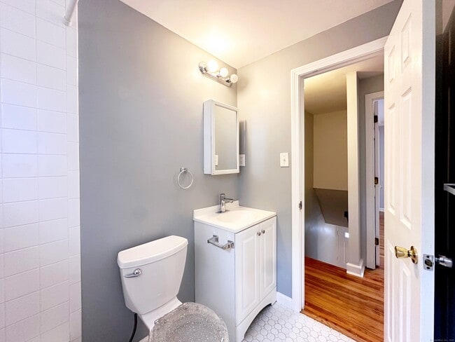 Building Photo - 245 Sunnyridge Ave