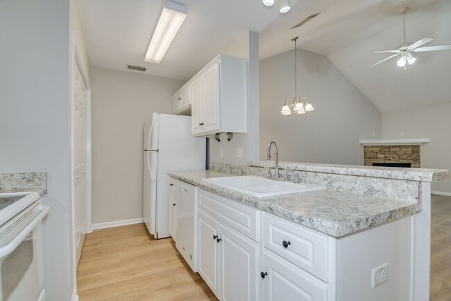 Building Photo - 3 Bedroom 2 Bath Townhouse With Garage