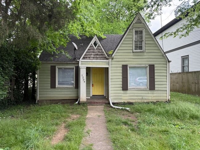 Primary Photo - For Rent - Charming 3 Bedroom House in Eas...