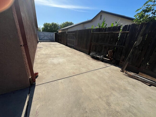 Building Photo - Charming home for rent in Visalia *RENT REDUCED*