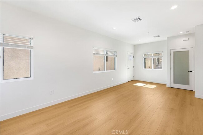 Building Photo - 4042 Somers Ave