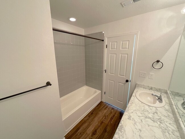 Building Photo - 3 Bedroom Home Available Near N Powers Blvd & Dublin Blvd!