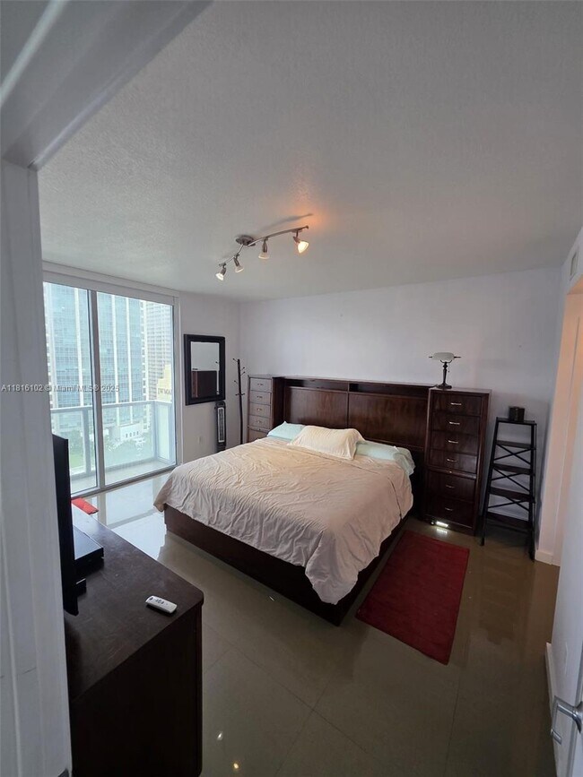 Building Photo - 1060 Brickell Ave
