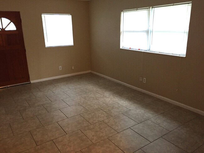 Building Photo - Charming Three-Bedroom, One-Bathroom Single-Family Home!