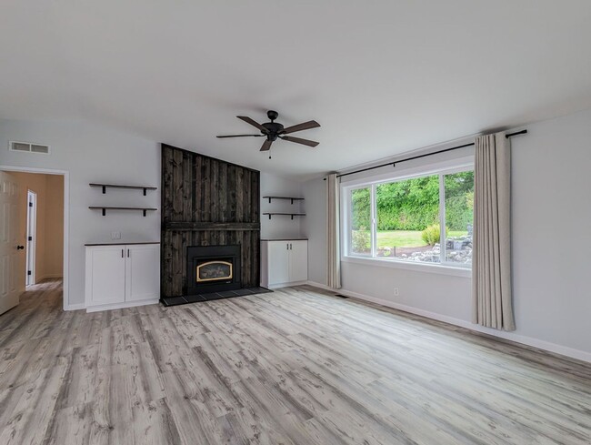 Building Photo - Fully remodeled & updated 3 bed 2 bath hom...