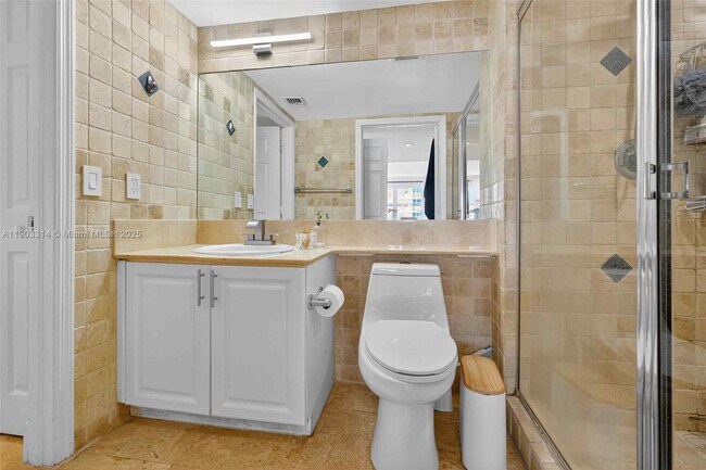 Building Photo - 1155 Brickell Bay Dr