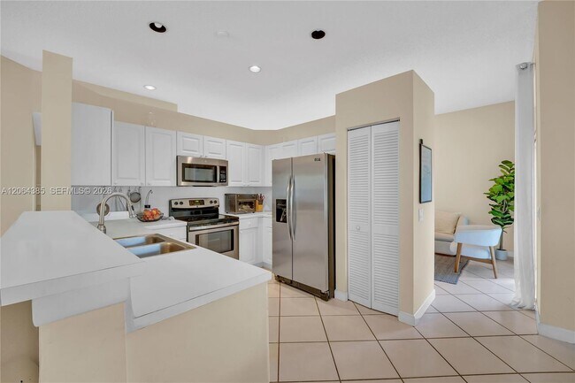 Building Photo - 885 Tanglewood Cir