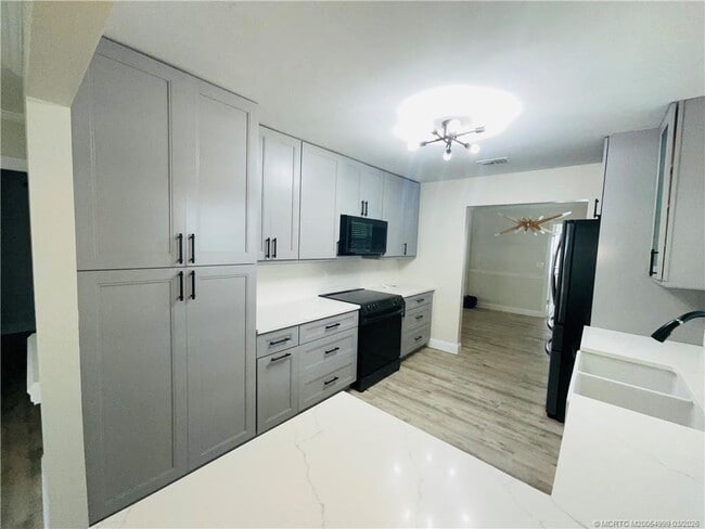 Building Photo - 2061 NE Hoya Calle