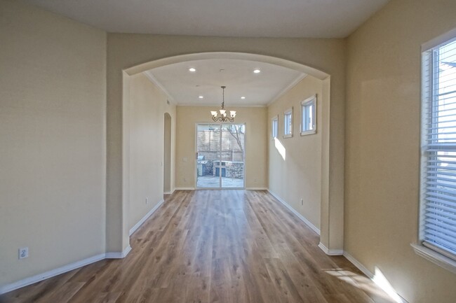 Building Photo - Just Renovated! Beautiful & Spacious, 6BD/...