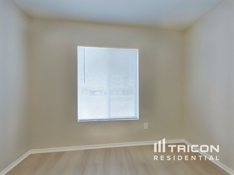 Building Photo - 955 W Santa Cruz Dr