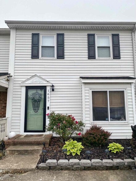 Primary Photo - 1657 Fairfax Dr