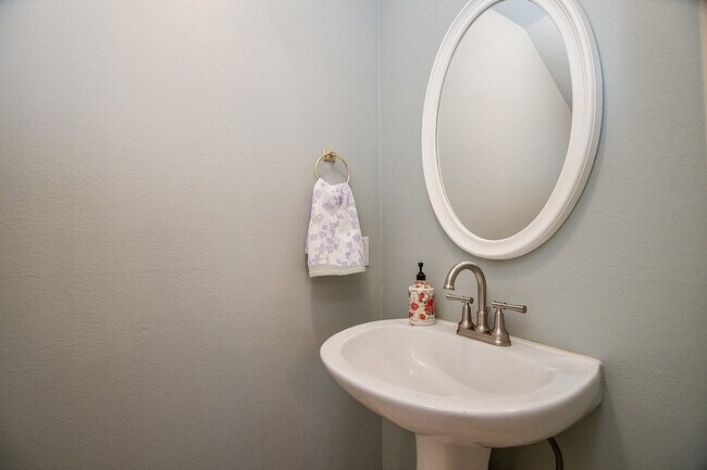 Building Photo - 4202 Creek Hollow Ln