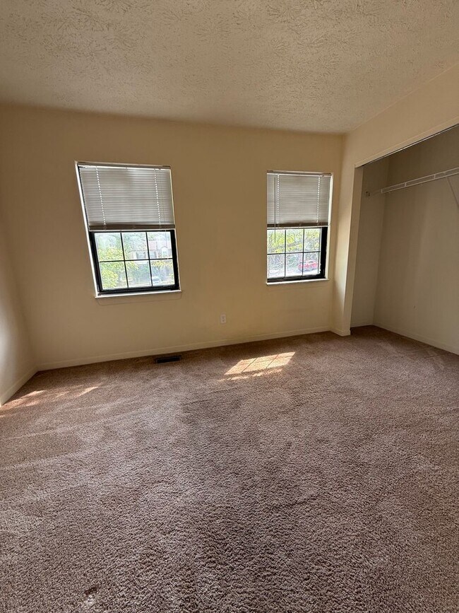 Building Photo - 3 bedroom, 2 bathroom duplex on Bloomingto...