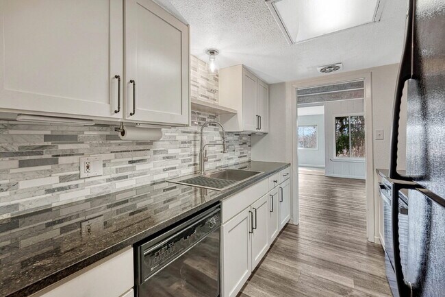 Building Photo - Charming 3-Bed Penthouse Condo in Denver w...