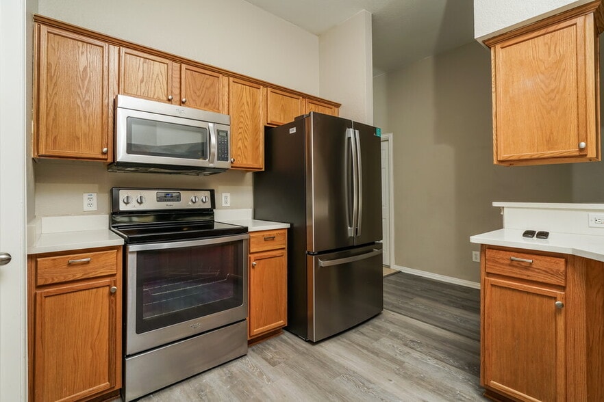 Building Photo - 409 Creekview Dr