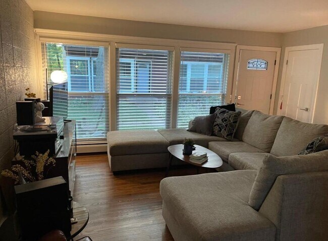 Building Photo - 3130 James St