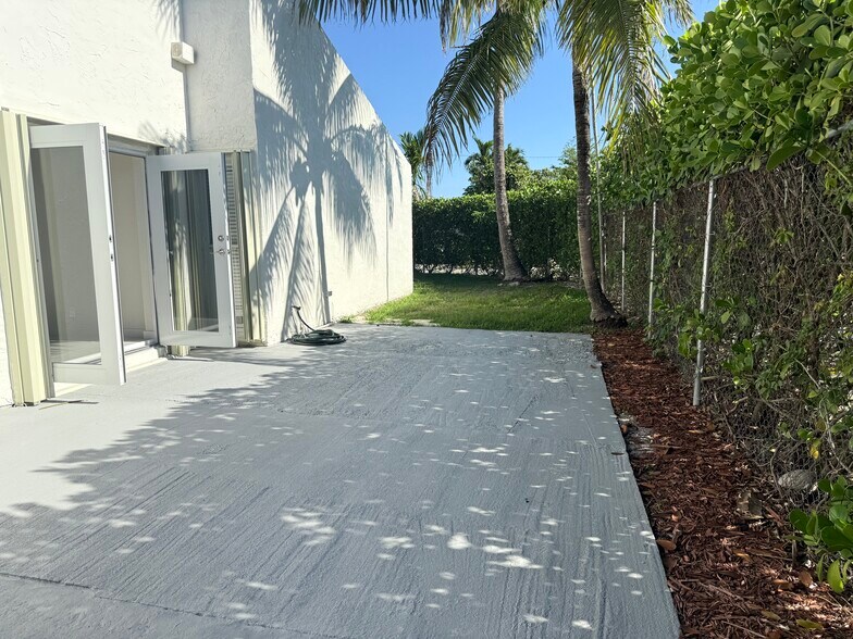 Building Photo - 2645 Riverland Dr