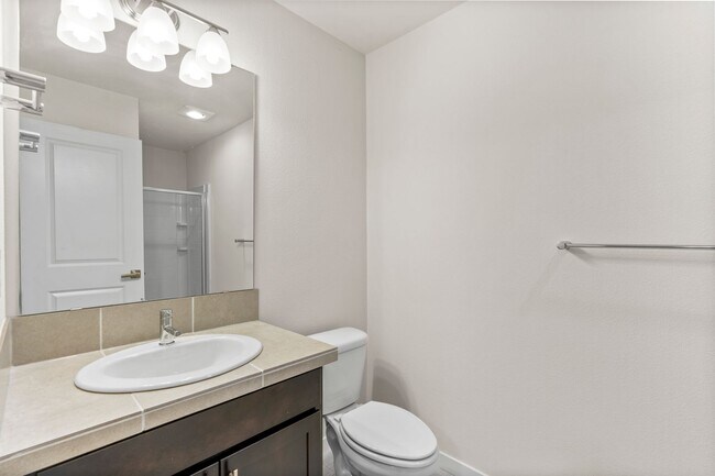 Building Photo - Newer 4 bed, 3.5 bath Townhome In Lynnwood $3295/mo.