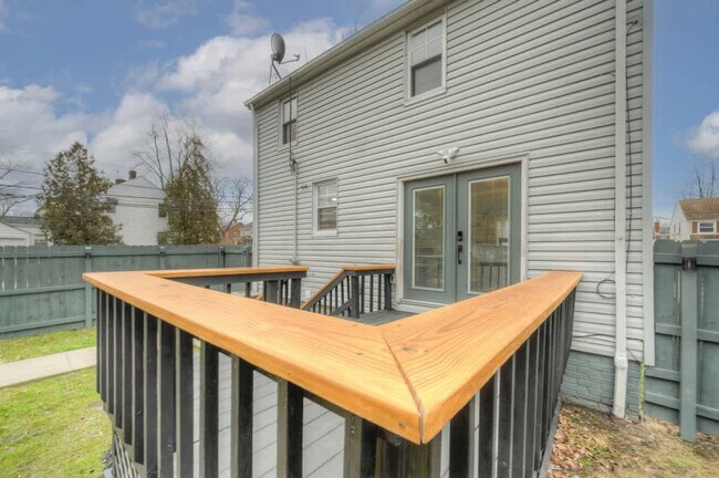 Building Photo - 3855 Grosvenor Rd