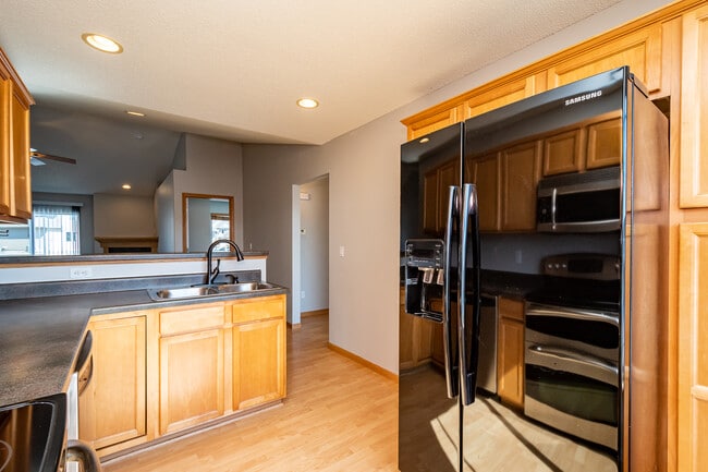 Building Photo - 1890 Goose Lake Cir