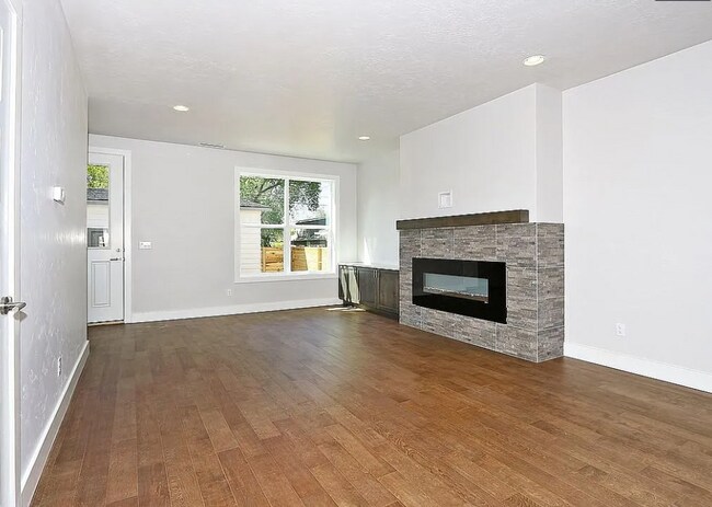 Building Photo - 2805 W Pleasanton Ave