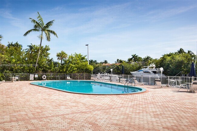 Building Photo - 100 Edgewater Dr