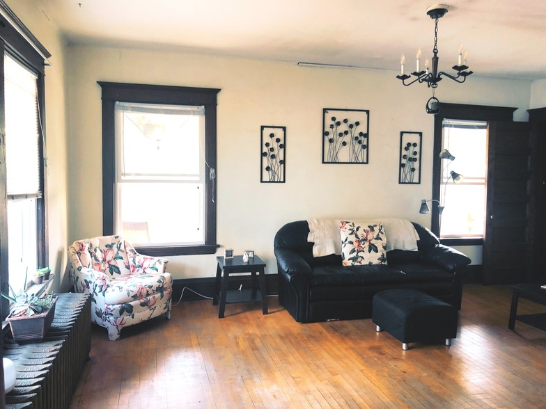 Large living room - 1120 SE 7th St