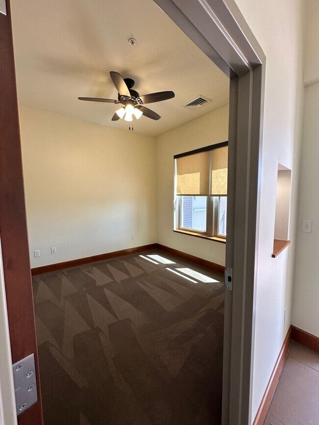 Building Photo - Blue Earth Place-One Bedroom available