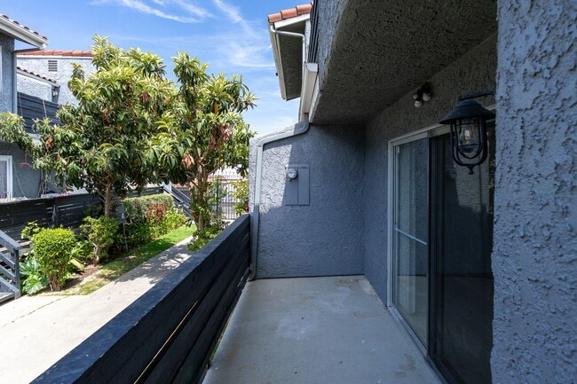 Building Photo - 2 Bedroom + 1.5 Bathroom Condo | Fashion Park Oxnard | Unfurnished